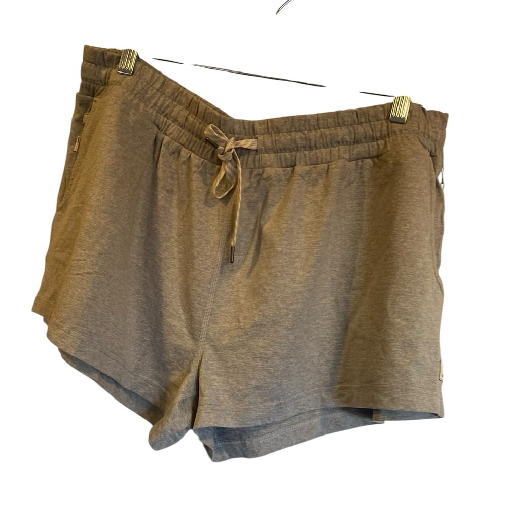 85. NWT Vuori halo performance shorts PALE GREY HEATHER Size XL
